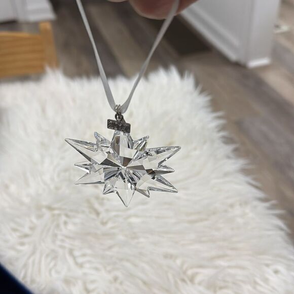 SWAROVSKI ANNUAL EDITION ORNAMENT - Picture 1 of 3